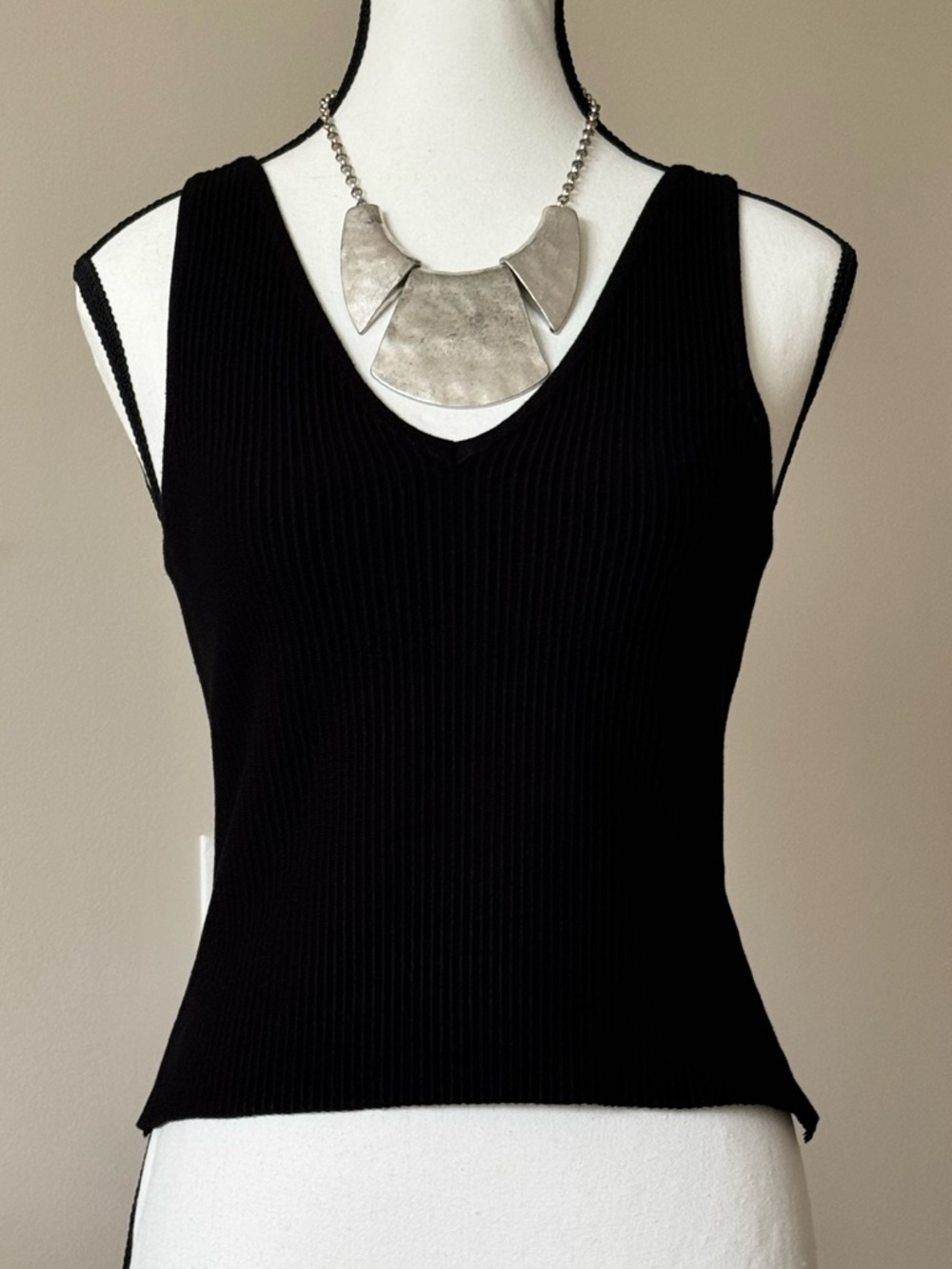 Black Ribbed V-Neck Sleeveless Top size M by House of Harlow 1960